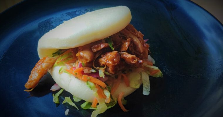 Bao met Pulled chicken en Ingelegde groenten.