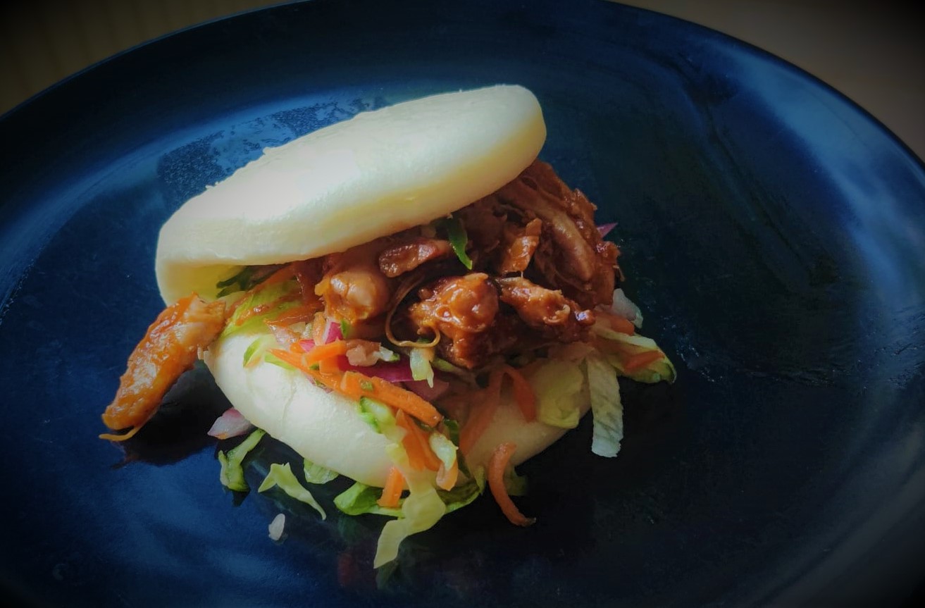 Bao met Pulled chicken en Ingelegde groenten.